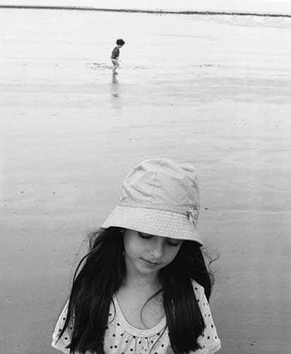 Photo en noir et blanc de deux enfants sur la plage