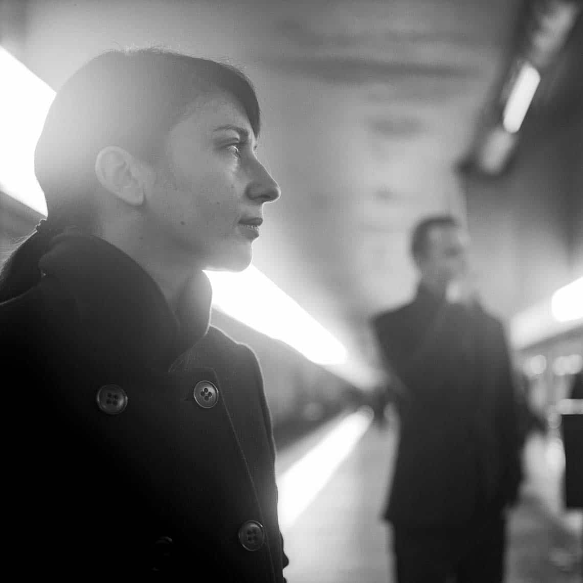 Portrait en noir et blanc d'une femme sur un quai de gare