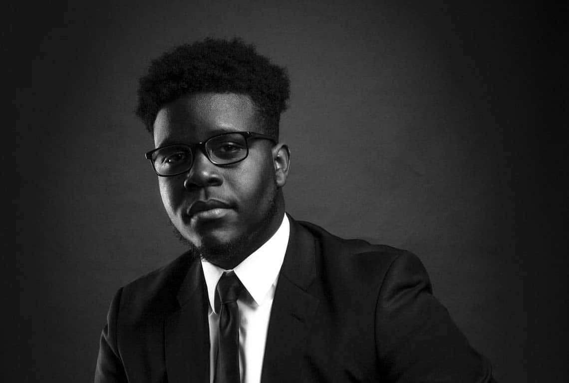 Photo LinkedIn en noir et blanc d'un homme en costume cravate