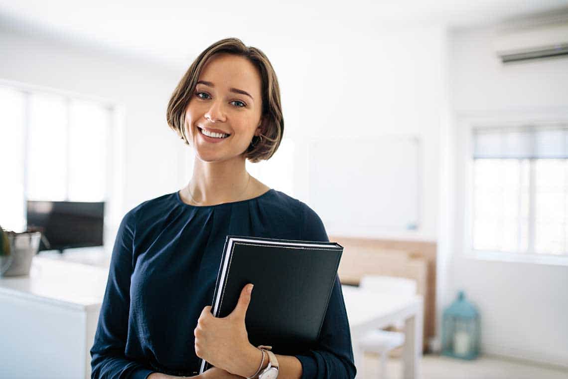 Portrait d'une jeune femme souriante