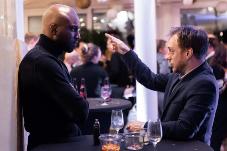 Photo de deux hommes qui discutent lors d'un événement networking à Bruxelles