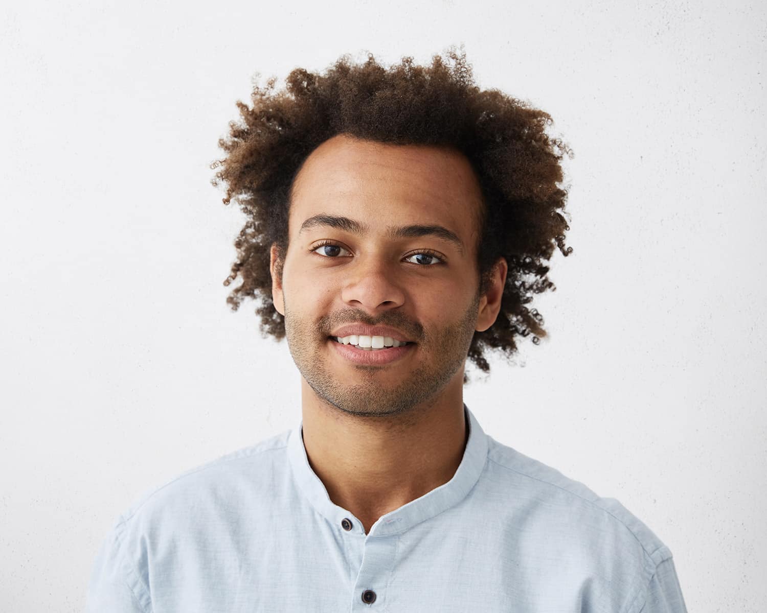 Un homme porte une chemise bleu clair sans col pour sa photo de profil LinekdIn