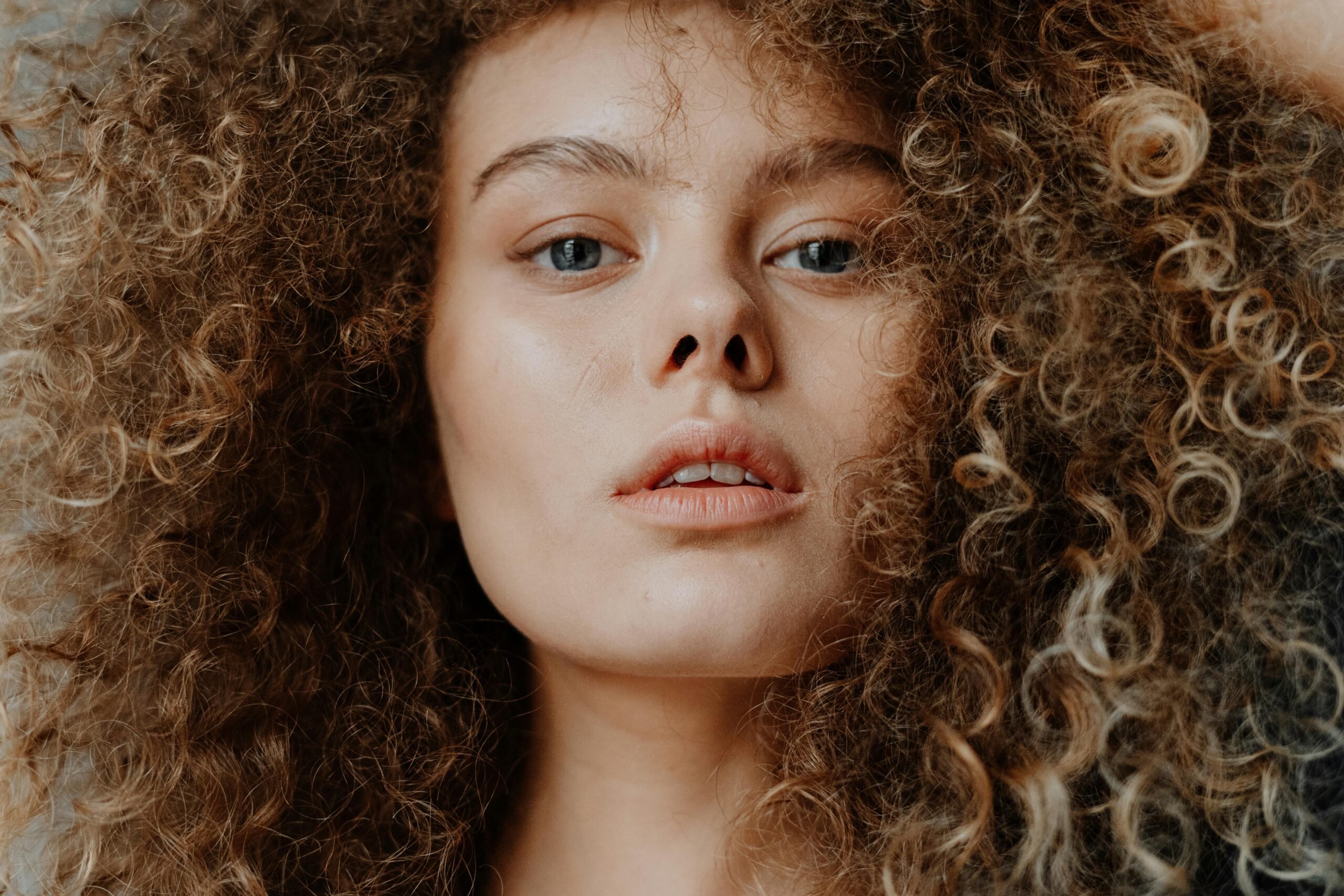 Portrait en plan serré d'une femme aux cheveux bouclés