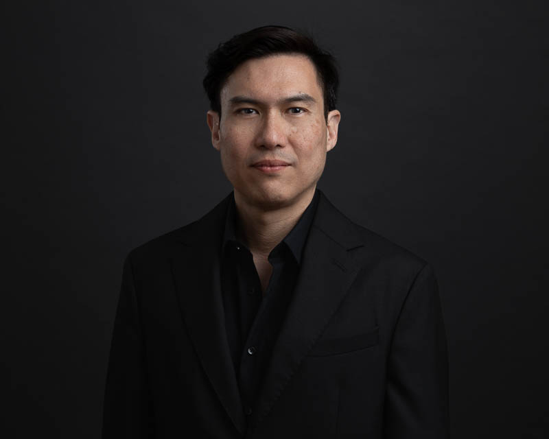 LinkedIn portrait of a man wearing a dark outfit in Brussels